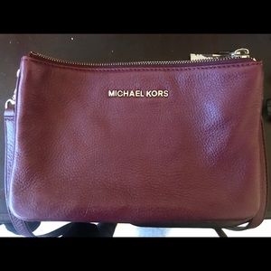Michael Khors Cross body zipper purse.